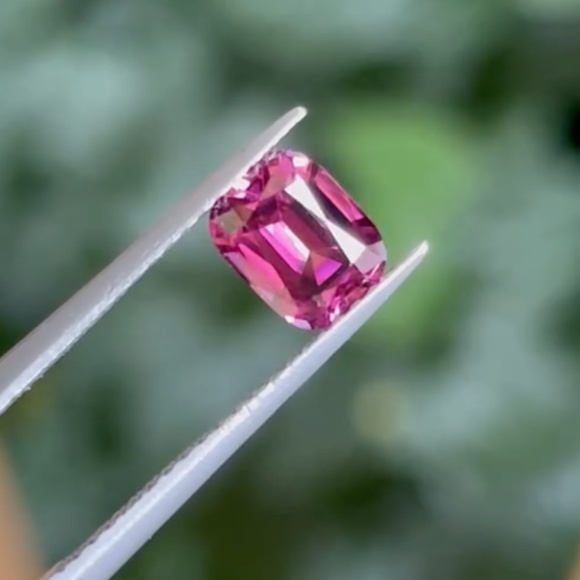 1.16ct Rhodolite Garnet from the Umba valley, Tanzania. - Picture 9 of 9
